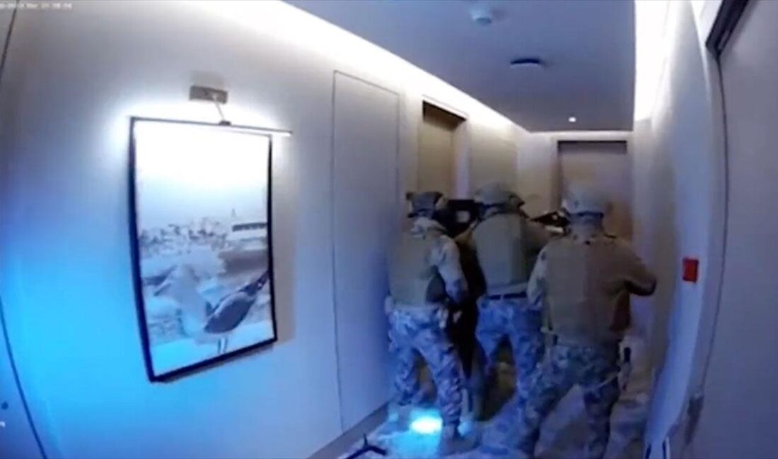 Uluslararası uyuşturucu kartelinin kırmızı bültenle aranan elebaşı İstanbul'da yakalandı İçişleri Bakanı Ali Yerlikaya, "KARTEL-2 Operasyonu" ile kırmızı bültenle aranan,