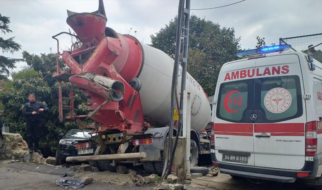Üsküdar'da yokuştan kayan beton mikseri park halindeki 7 otomobile zarar