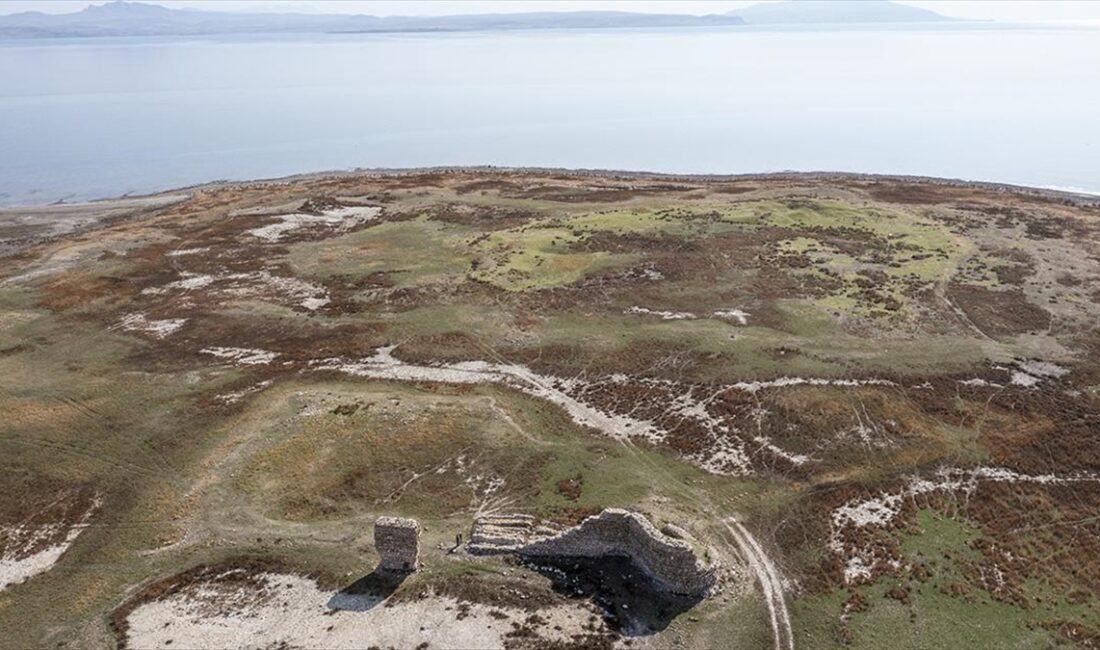 Van Gölü'nde çekilme sürdükçe eski yapıların kalıntıları ortaya çıkıyor Son yıllarda su seviyesinde düşüşün yaşandığı Van Gölü'nün kıyı bölgelerinde