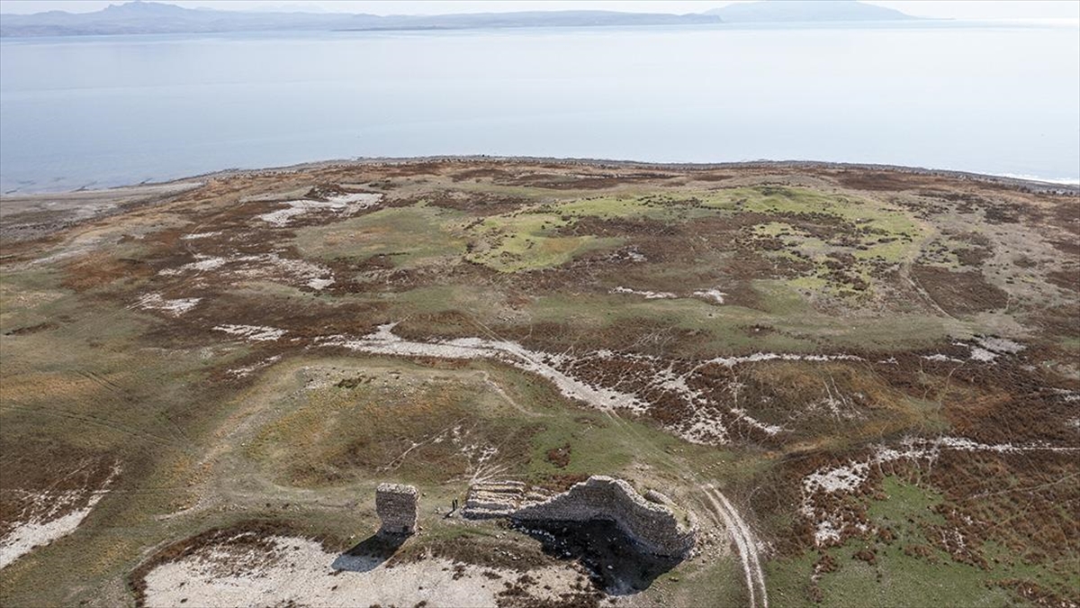 Son yıllarda su seviyesinde düşüşün yaşandığı Van Gölü'nün kıyı bölgelerinde