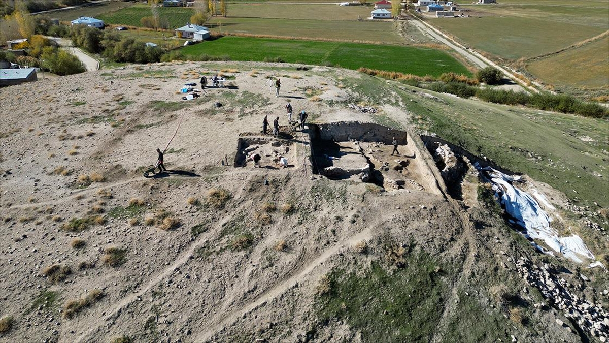 Van'ın Gürpınar ilçesindeki İremir Höyüğü'nde yürütülen kazı çalışmalarında Urartulardan önceki