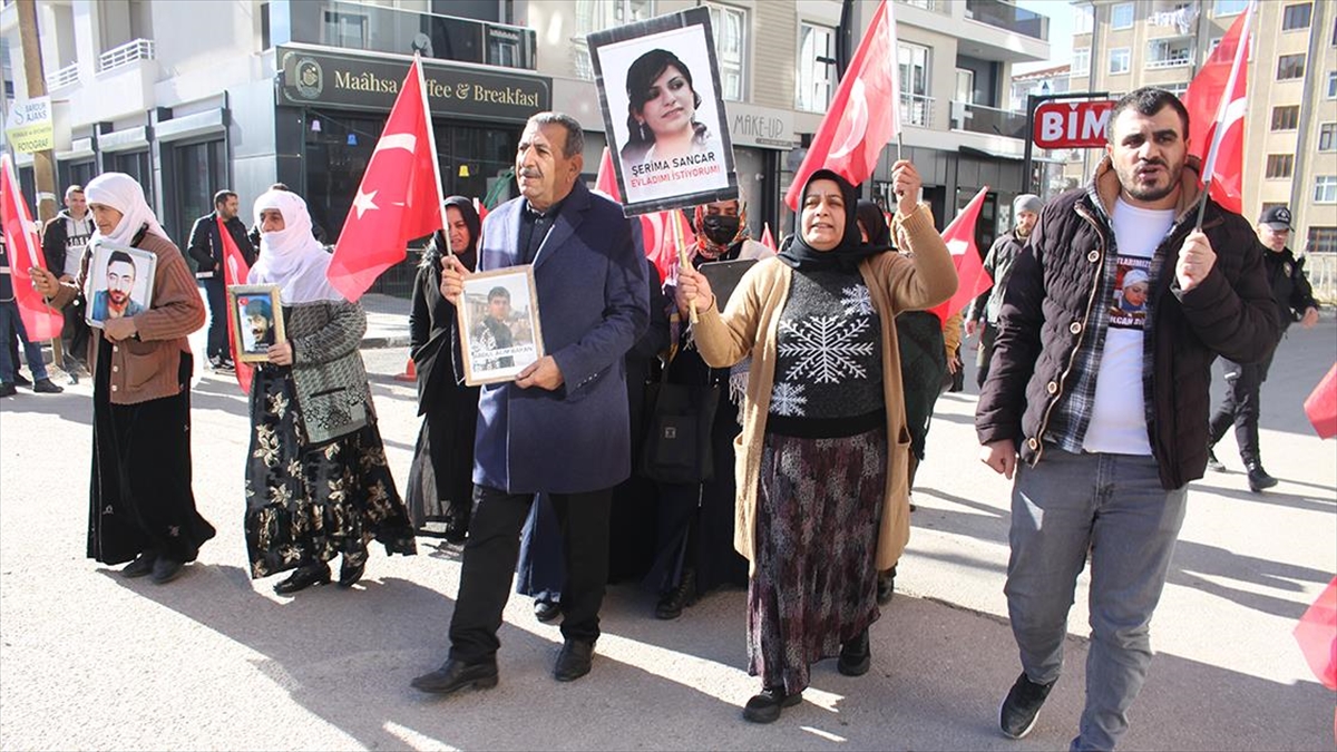 Van'da çocuklarının dağa götürülmesinden HDP'yi sorumlu tutan aileler, partinin il