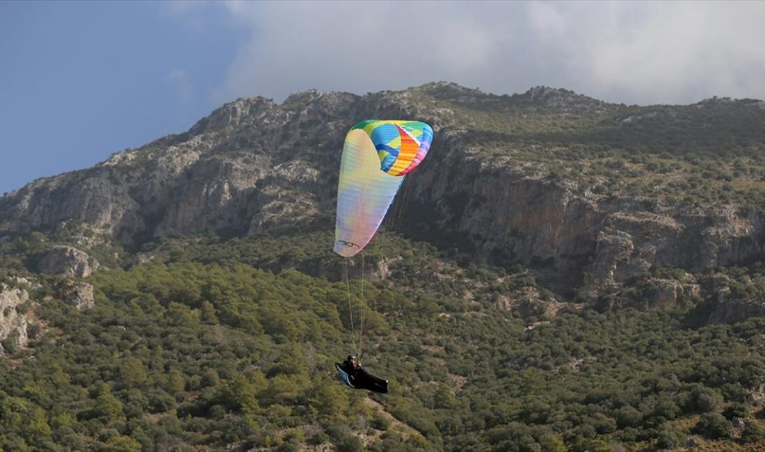 Muğla'nın Fethiye ilçesine, farklı ülkelerden öğrencileri yamaç paraşütü eğitimi için