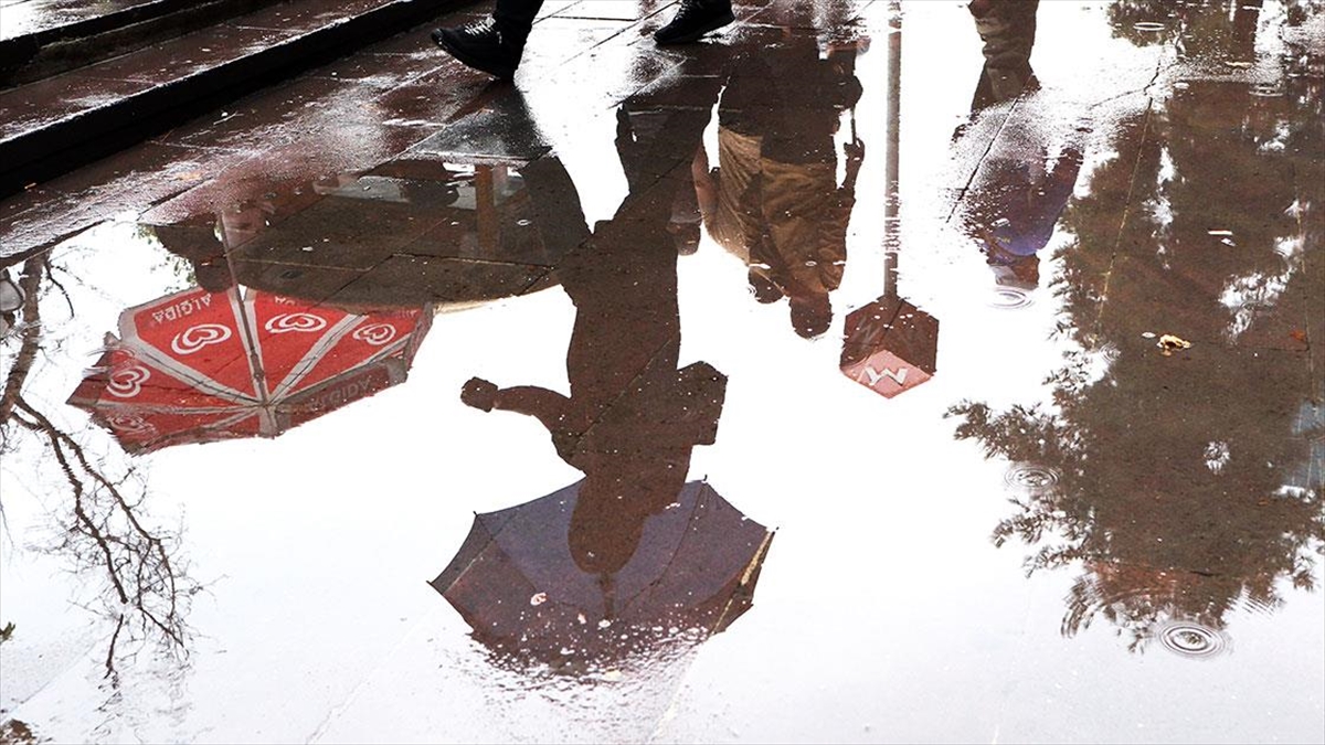 Türkiye'de Balkanlardan gelen soğuk ve yağışlı havanın etkisiyle sıcaklıklar 6-10