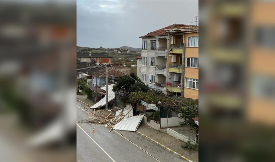Yalova'nın Termal ilçesinde fırtına nedeniyle yola savrulan çatı parçaları 2