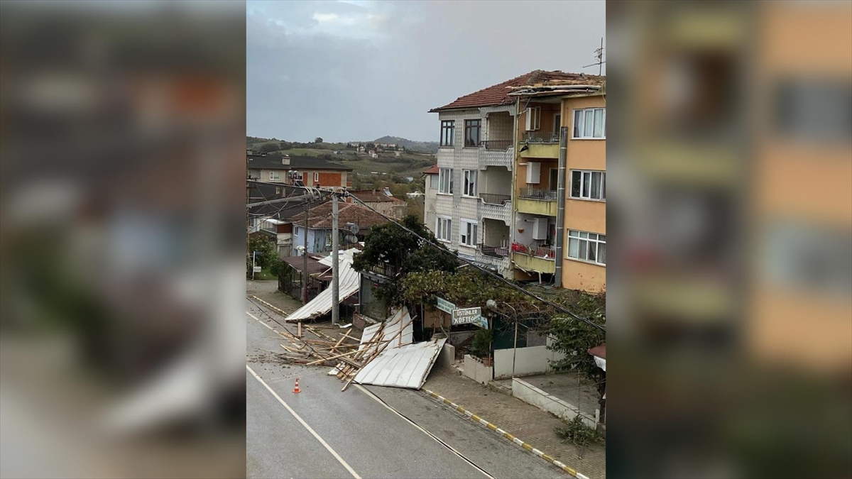 Yalova'nın Termal ilçesinde fırtına nedeniyle yola savrulan çatı parçaları 2