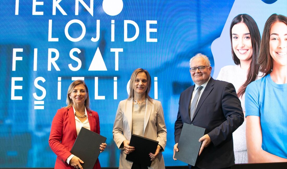 Yapı Kredi “Teknolojide Fırsat Eşitliği” projesi ile 3 yılda 80 bin kadına ulaşacak İSTANBUL (AA) – Yapı Kredi Genel Müdür Yardımcısı Özden Önaldı,