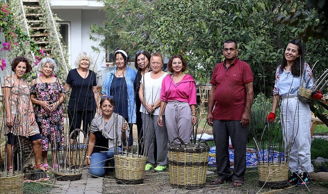 Muğla'nın Fethiye ilçesinde yaşayan Vedat Yaman, 55 yıldır uğraştığı unutulmaya