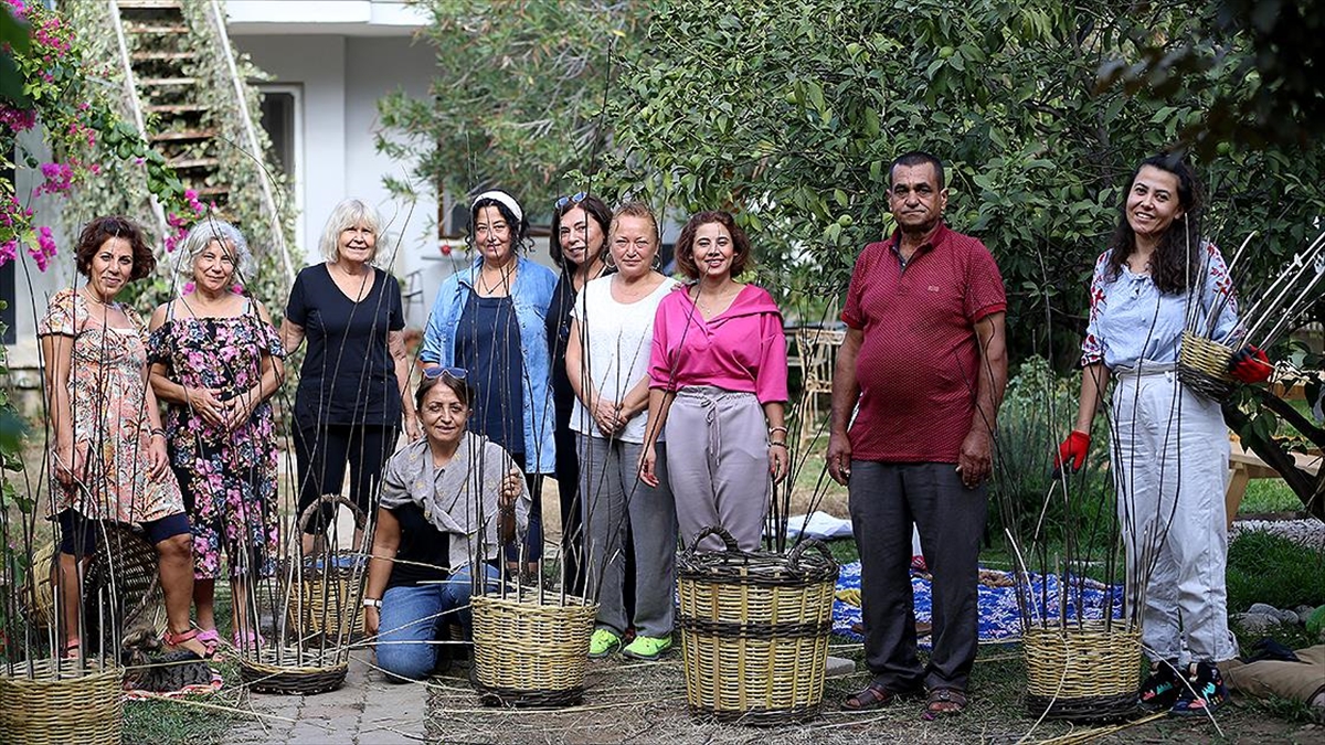 Muğla'nın Fethiye ilçesinde yaşayan Vedat Yaman, 55 yıldır uğraştığı unutulmaya