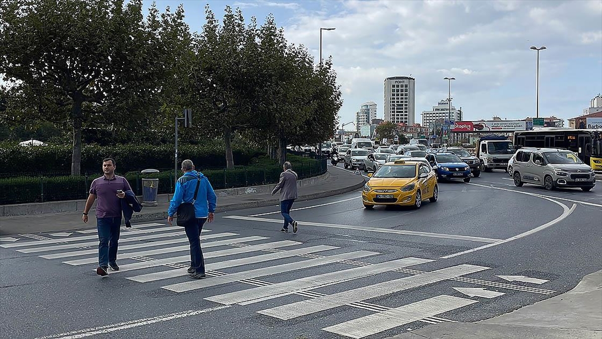 Dış mekanda yayaların yürüyerek hareket edeceği alanlar olan cadde ve