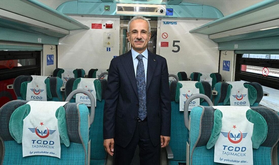 Ulaştırma ve Altyapı Bakanı Abdulkadir Uraloğlu, yüksek hızlı trenlerle (YHT)