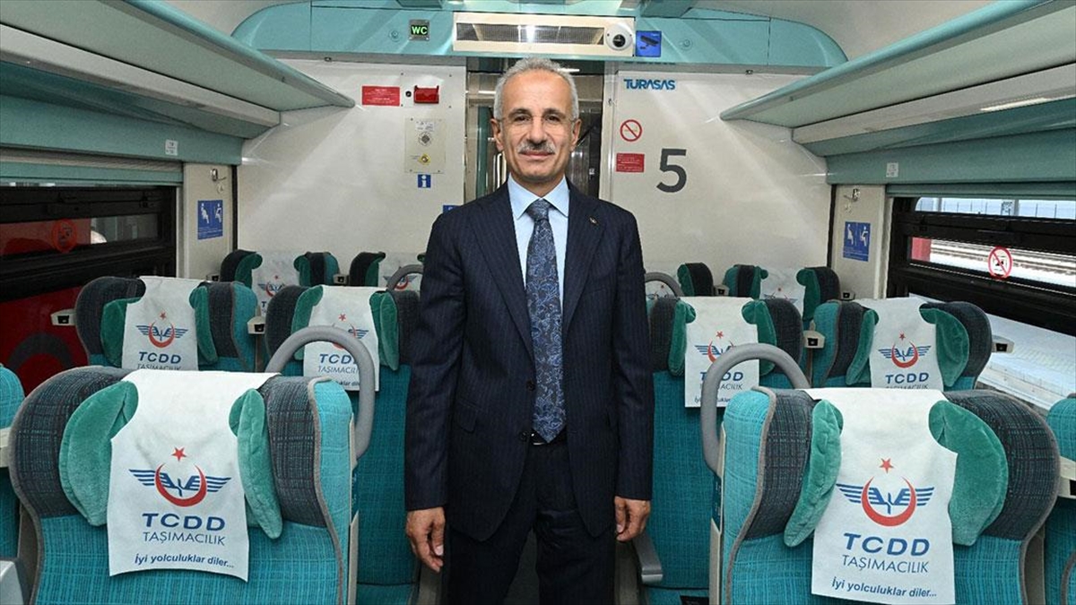 Ulaştırma ve Altyapı Bakanı Abdulkadir Uraloğlu, yüksek hızlı trenlerle (YHT)