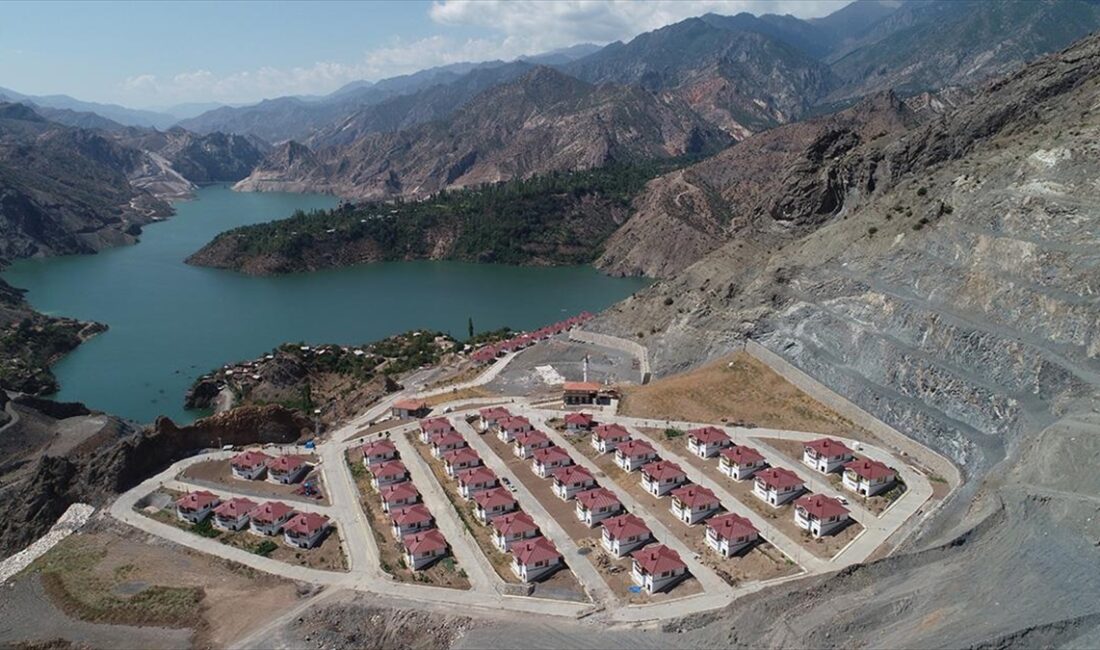 Artvin'in Yusufeli ilçesinde Çoruh Nehri üzerinde inşa edilen Yusufeli Barajı