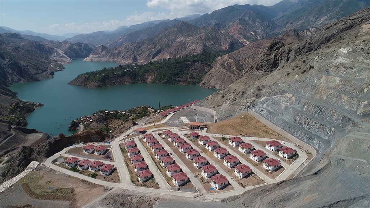 Artvin'in Yusufeli ilçesinde Çoruh Nehri üzerinde inşa edilen Yusufeli Barajı