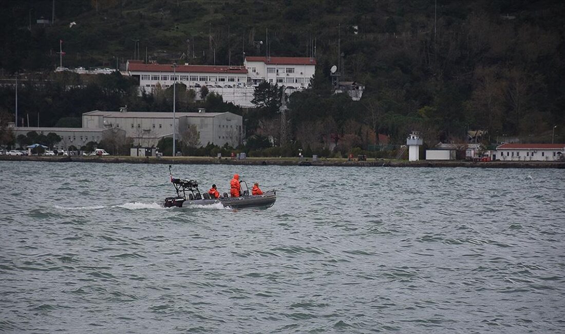 Zonguldak'ta batan geminin kayıp 7 personelini arama çalışmaları sürüyor Zonguldak açıklarında batan kuru yük gemisinin kayıp 7 kişilik mürettebatını