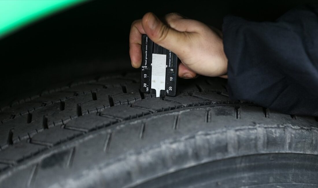 Zorunlu kış lastiği uygulaması İstanbul'da başladı Ulaştırma ve Altyapı Bakanı Uraloğlu, zorunlu kış lastiği uygulamasının İstanbul'da