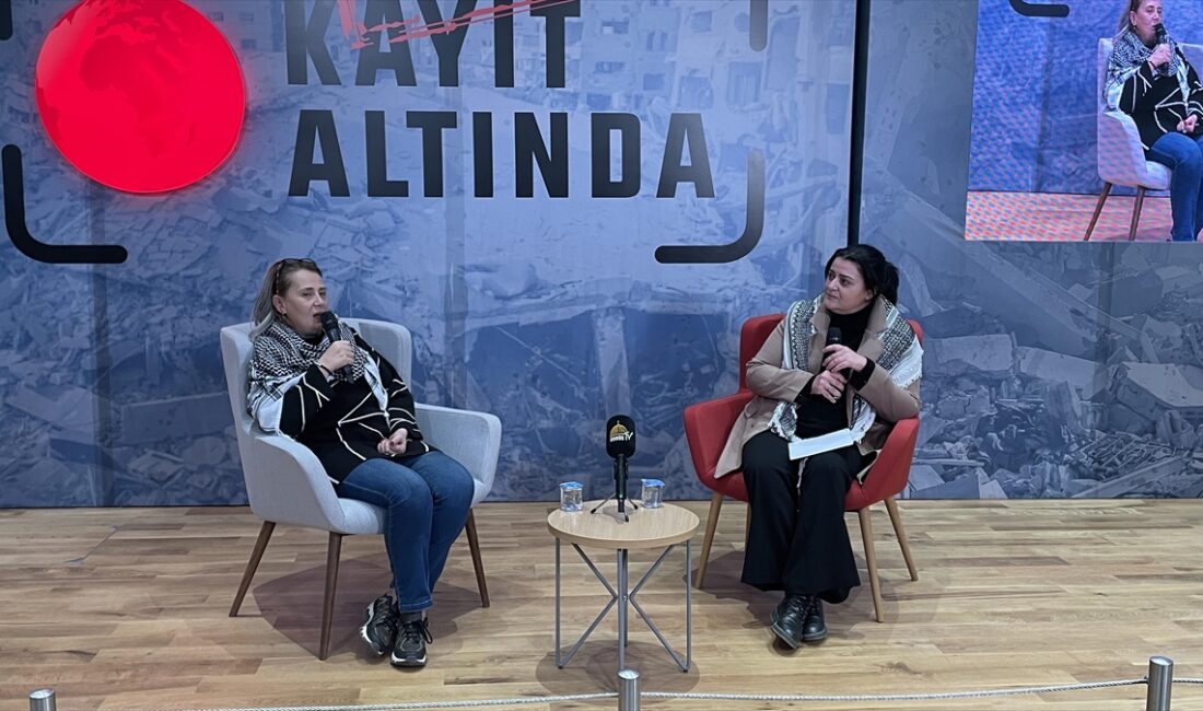 İSTANBUL (AA) – Rami Kütüphanesi’ndeki etkinlikte konuşma yapan yazar Peren
