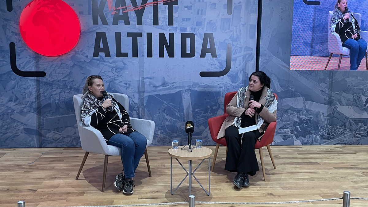 İSTANBUL (AA) – Rami Kütüphanesi’ndeki etkinlikte konuşma yapan yazar Peren