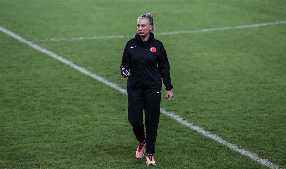 A Milli Kadın Futbol Takımı Teknik Direktörü Necla Güngör Kıragası,
