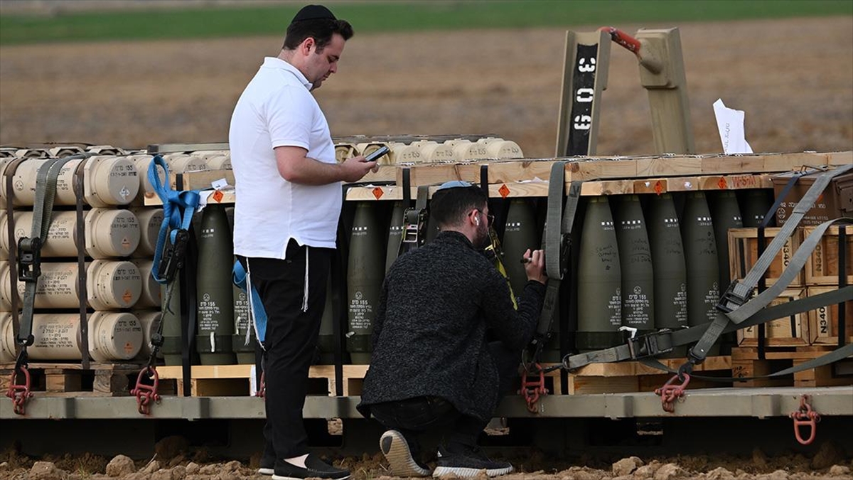 İsrail’in Nahal Oz kasabası yakınlarında bir noktaya konuşlanan askeri birlikler