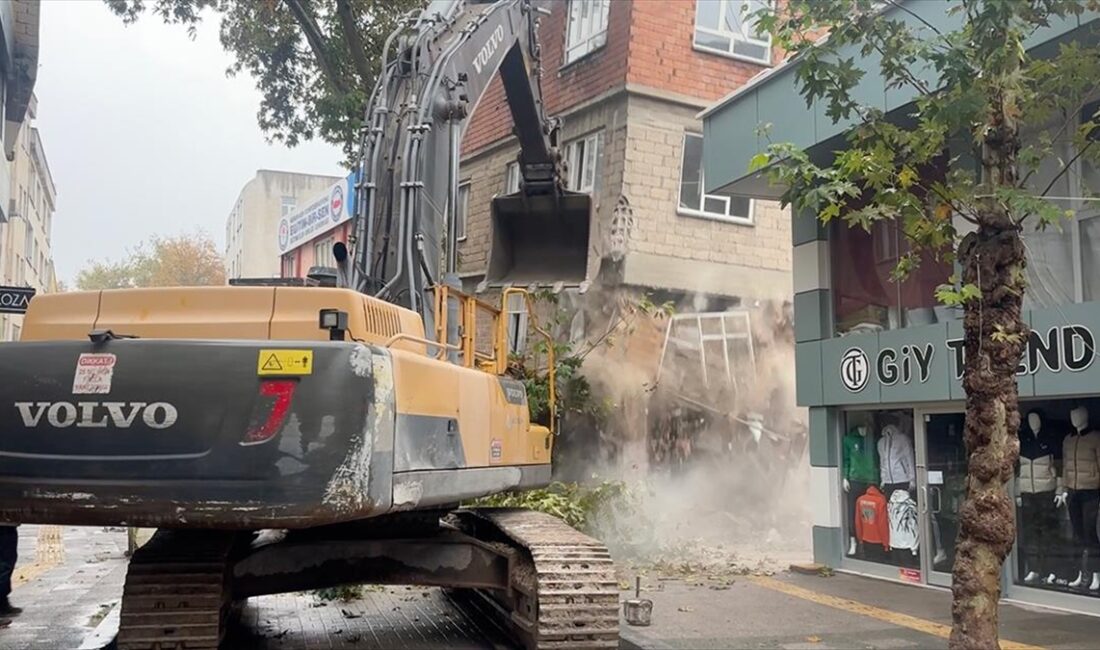 Adıyaman'da zemini kayan ağır hasarlı bina kontrollü şekilde yıkıldı Adıyaman'da etkili sağanak sonrası zemininde kayma oluşan ağır hasarlı bina