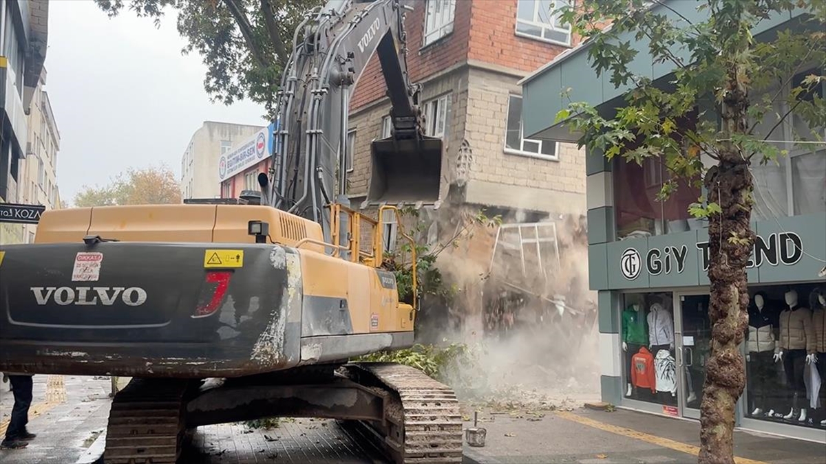 Adıyaman'da etkili sağanak sonrası zemininde kayma oluşan ağır hasarlı bina