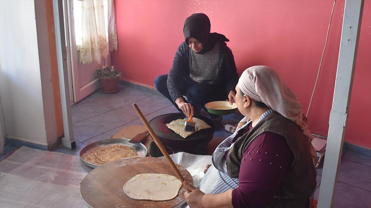 Afyonkarahisar'ın Bayat ilçesinde Kadın Kültür Evi bünyesinde açılan kooperatifteki kadınlar,