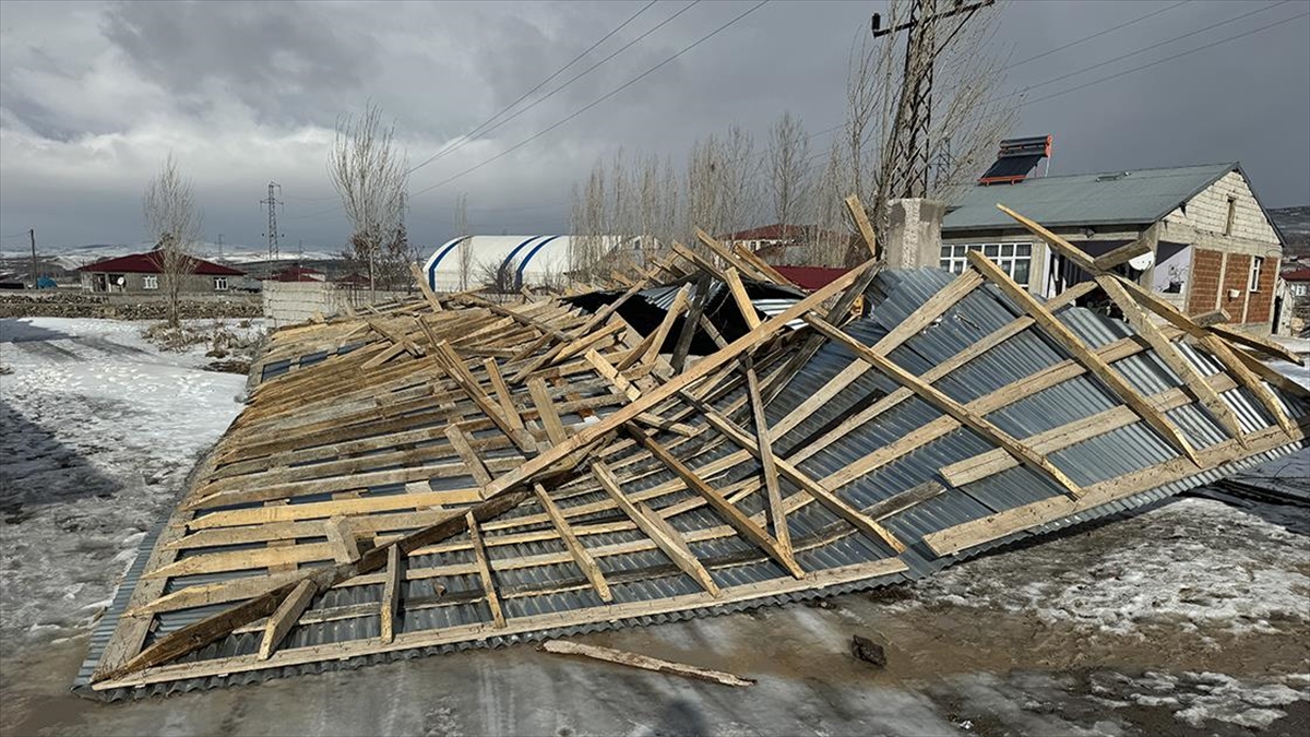 Ağrı'nın Taşlıçay ilçesinde etkili olan ve zaman zaman şiddetini arttıran