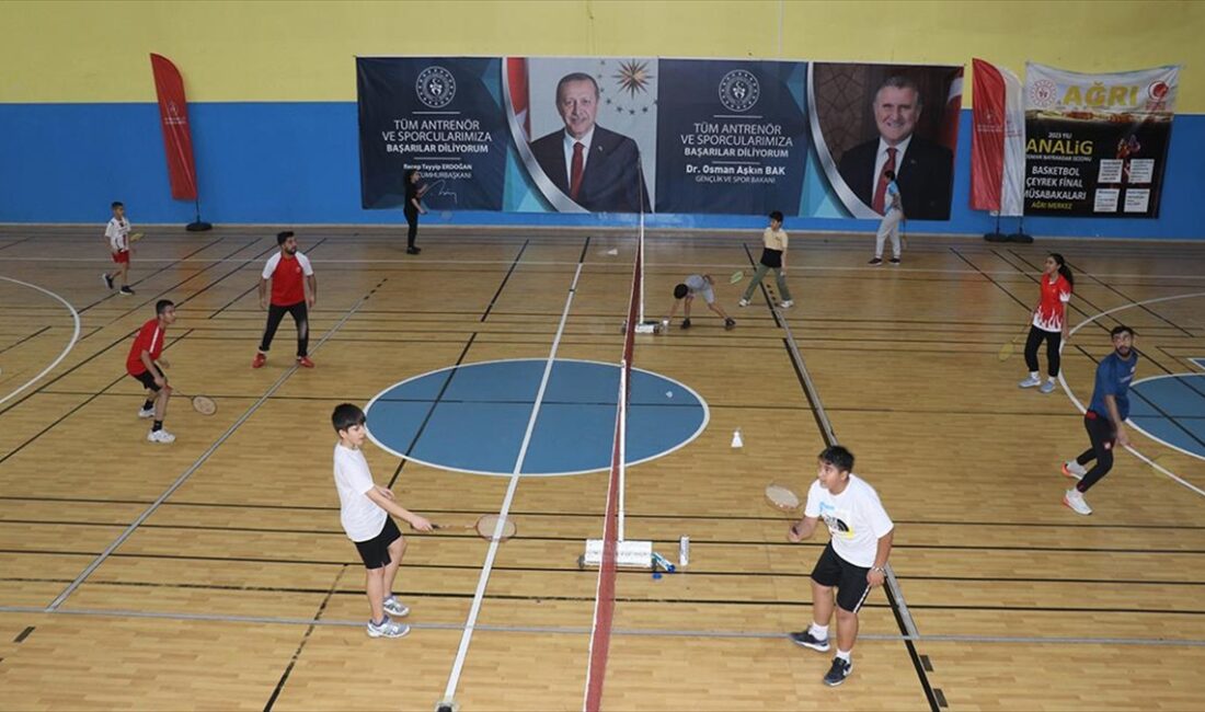 Ağrı'da yaygınlaşan badminton sporu beraberinde başarıyı da getiriyor Ağrı'da, Gençlik ve Spor İl Müdürlüğü'nün destekleriyle açılan kurslar sayesinde