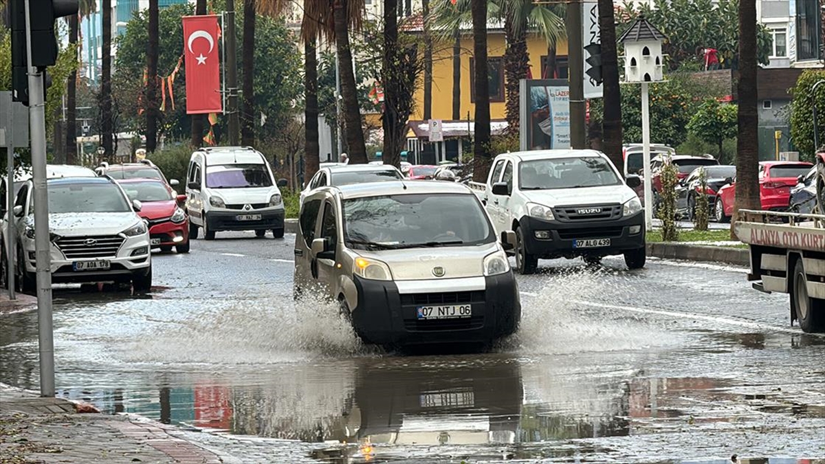 Antalya'nın Alanya ilçesinde şiddetli yağmur ve dolu hayatı olumsuz etkiledi.