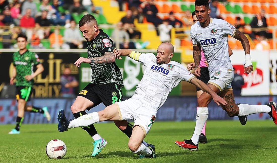 Trendyol Süper Lig'in 14. haftasında oynanan Corendon Alanyaspor-TÜMOSAN Konyaspor karşılaşması