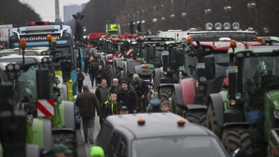 Almanya'da çiftçiler, koalisyon hükümetinin tarım sektöründeki vergi ayrıcalıklarını kaldırma planını