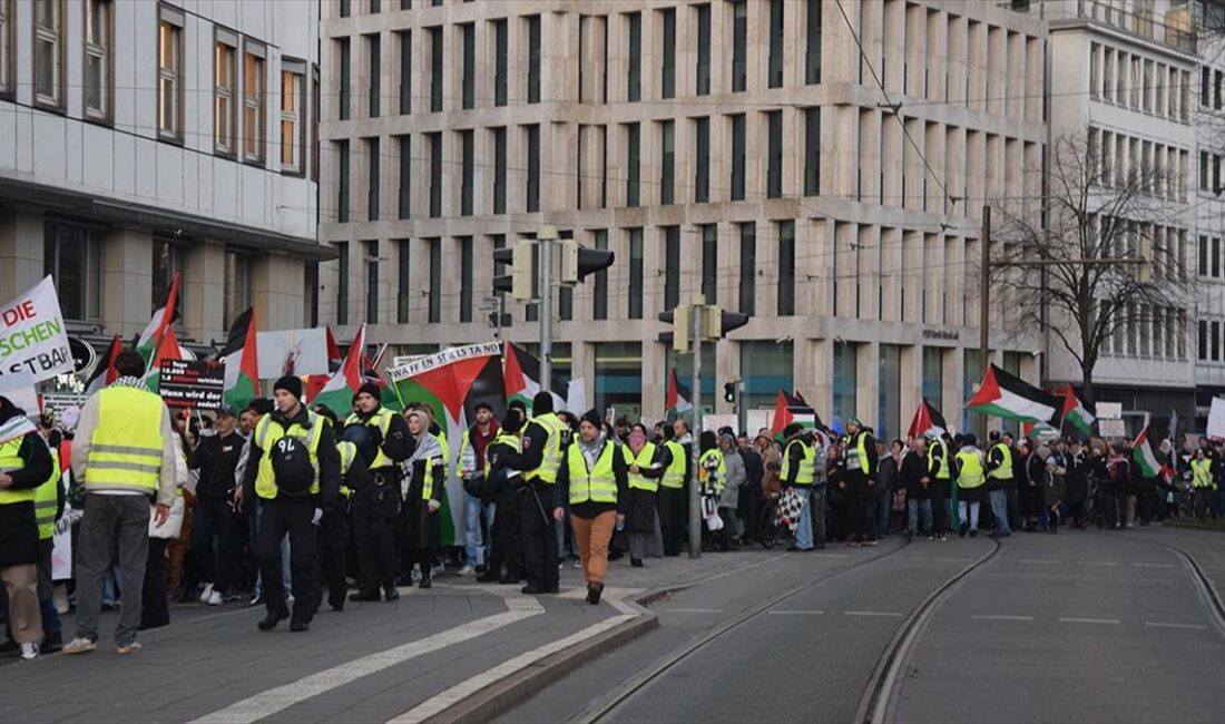 Almanya'nın Bremen kentinde İsrail'in Gazze Şeridi'ne yönelik saldırıları protesto edildi.