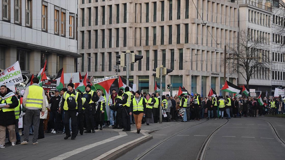Almanya'nın Bremen kentinde İsrail'in Gazze Şeridi'ne yönelik saldırıları protesto edildi.