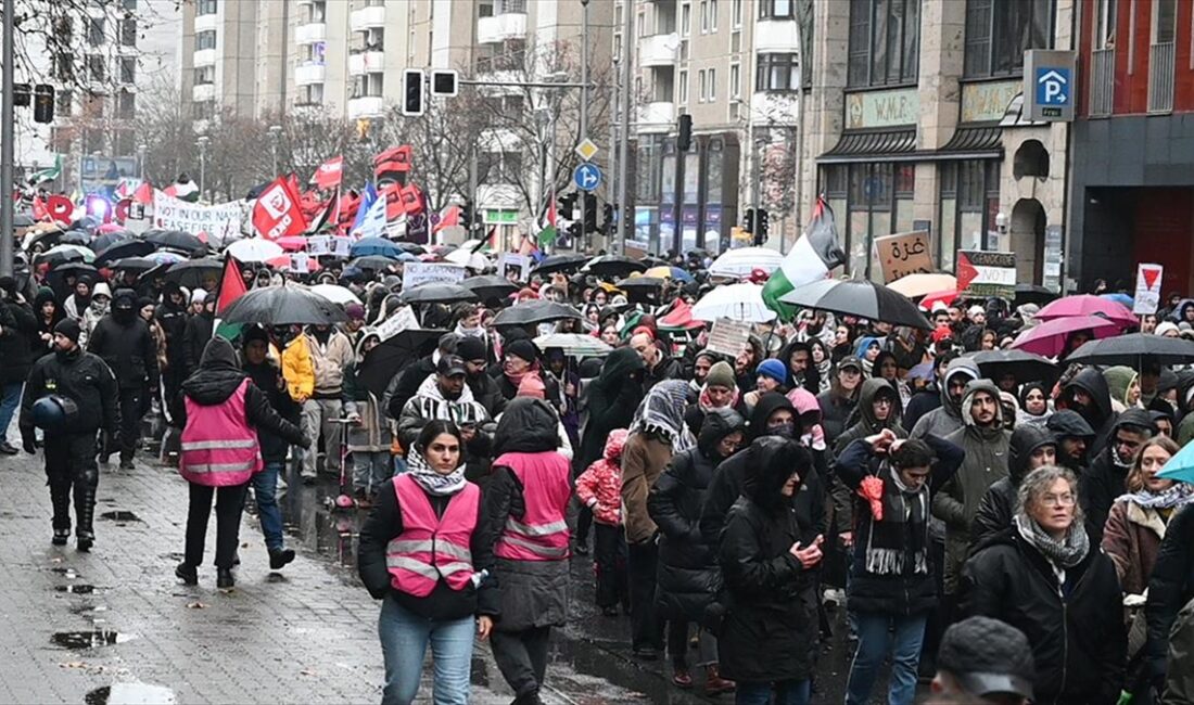 Almanya'nın başkenti Berlin'de sağanağa rağmen sokaklara dökülen binlerce eylemci, Filistin'e