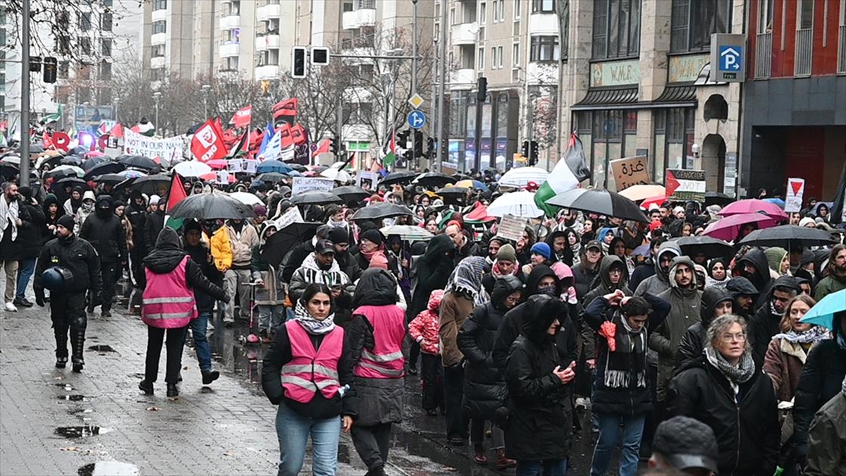 Almanya'nın başkenti Berlin'de sağanağa rağmen sokaklara dökülen binlerce eylemci, Filistin'e