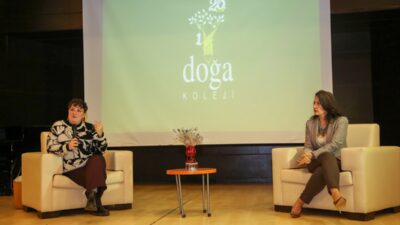 - Kramer, portfolyo getiren 98 öğrencinin çalışmalarına geri dönüş verdi