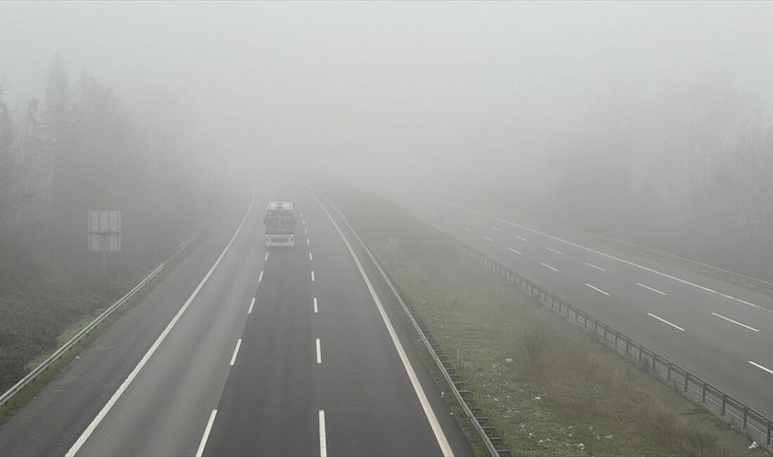 Anadolu Otoyolu'nun Düzce geçişinde oluşan sis, görüş mesafesinin azalmasına neden