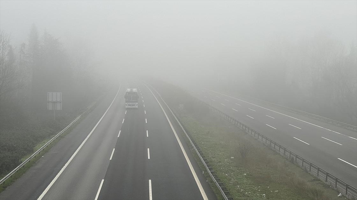 Anadolu Otoyolu'nun Düzce geçişinde oluşan sis, görüş mesafesinin azalmasına neden