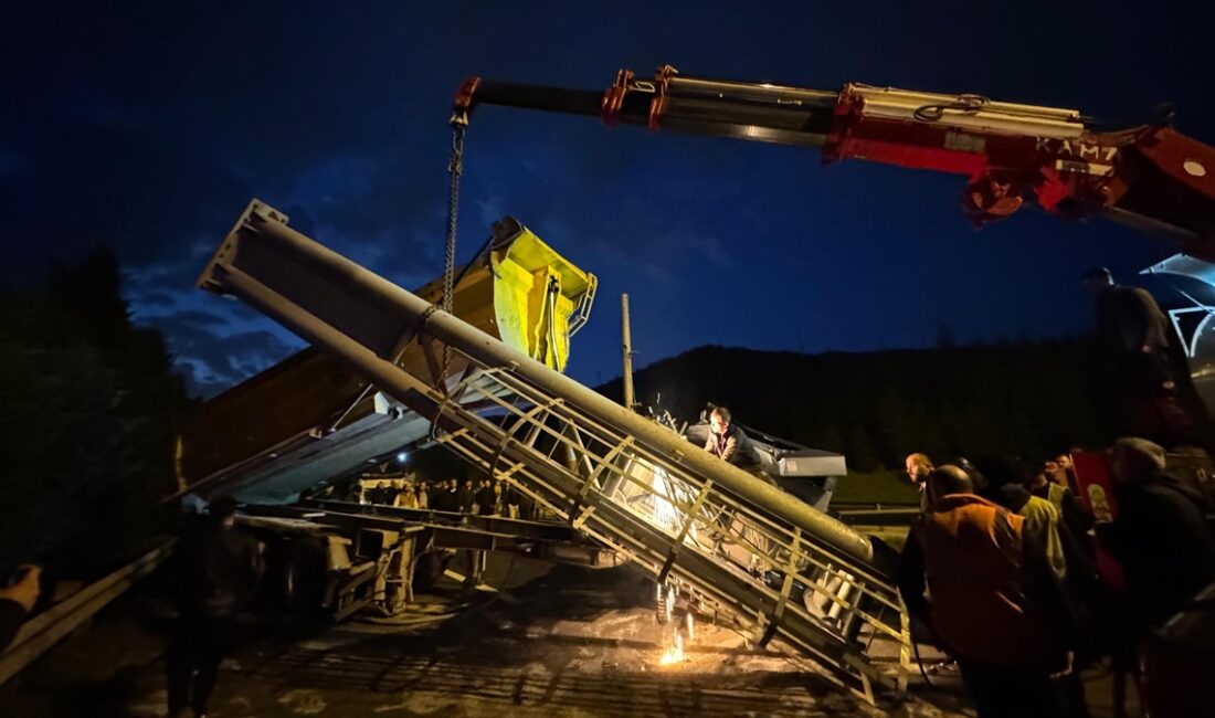 KOCAELI (AA) – Otoyolun K&ouml;rfez kesimi Gişeler mevkisinde, s&uuml;r&uuml;c&uuml;s&uuml; ve