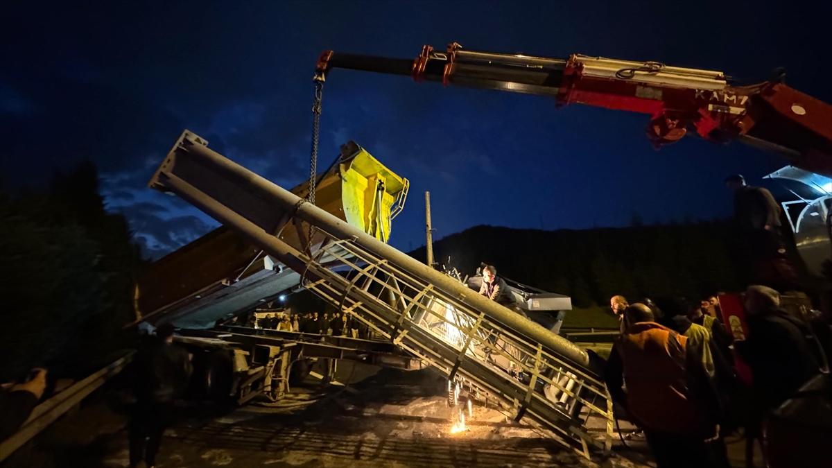 KOCAELI (AA) – Otoyolun K&ouml;rfez kesimi Gişeler mevkisinde, s&uuml;r&uuml;c&uuml;s&uuml; ve