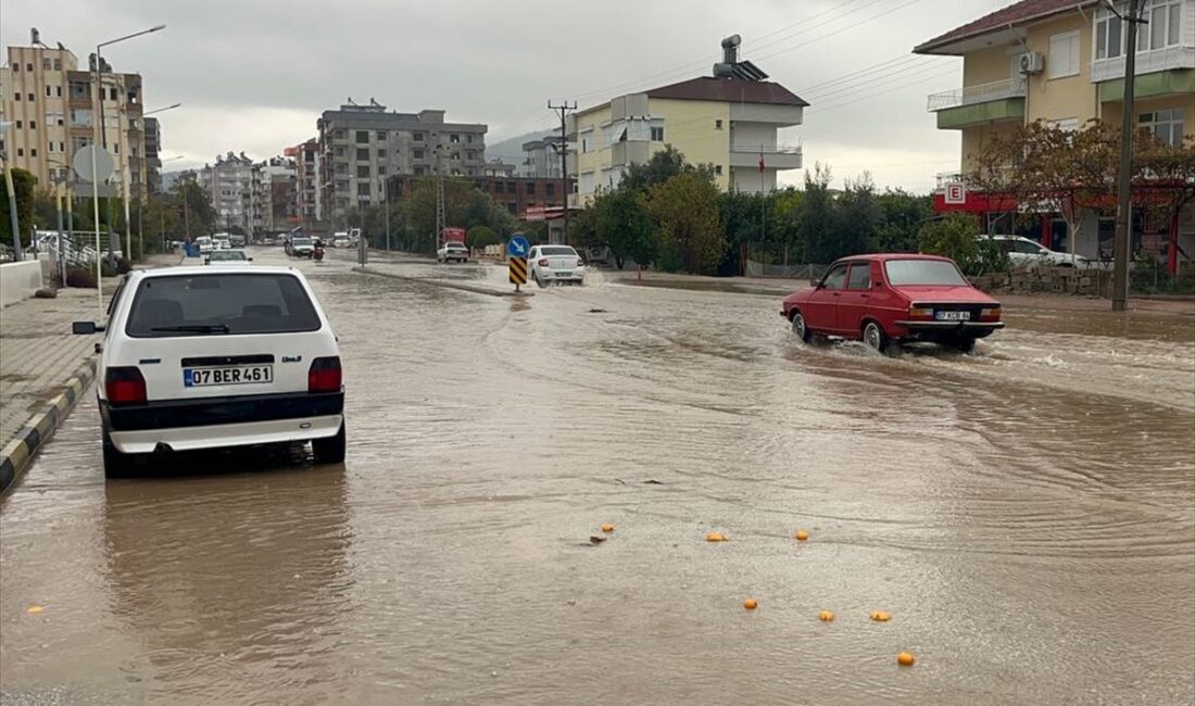ANTALYA (AA) – Antalya'nın Kumluca ilçesinde etkili olan sağanak nedeniyle