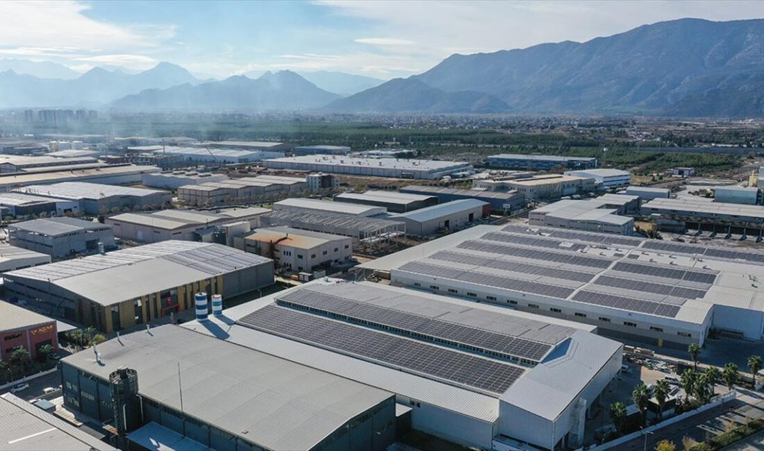 Antalya Organize Sanayi Bölgesi'ndeki (OSB) 332 fabrikadan 65'inin çatısına güneş