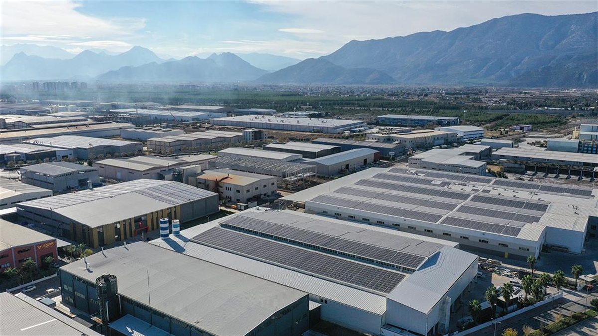 Antalya Organize Sanayi Bölgesi'ndeki (OSB) 332 fabrikadan 65'inin çatısına güneş