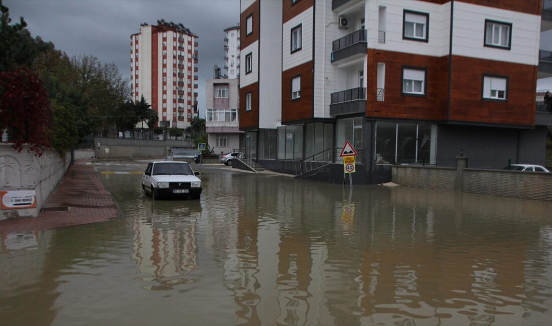 ANTALYA (AA) – Aşırı yağış nedeniyle Merkez Mahallesi’nde kanalizasyondan taşan