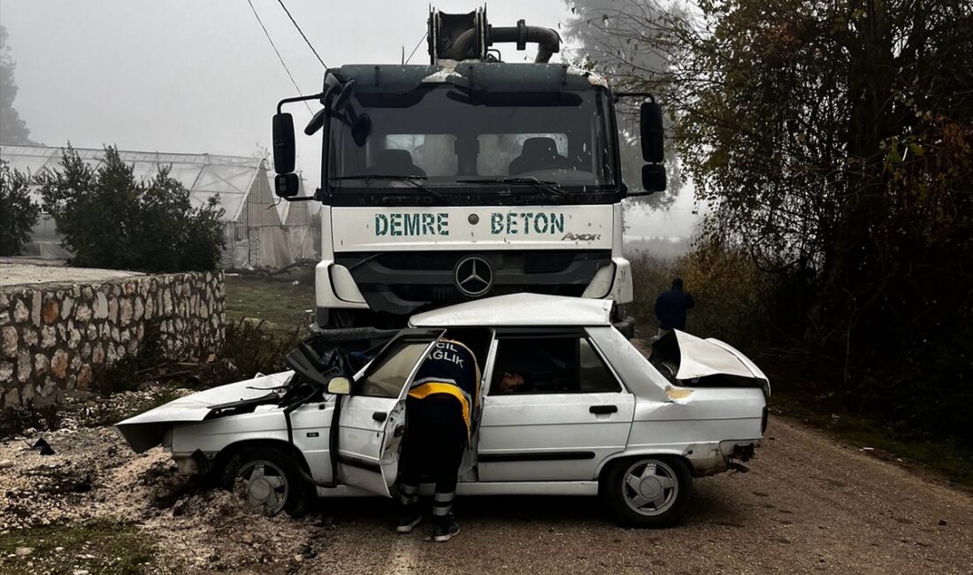 ANTALYA (AA) – Antalya'nın Kaş ilçesinde otomobille beton pompası aracının