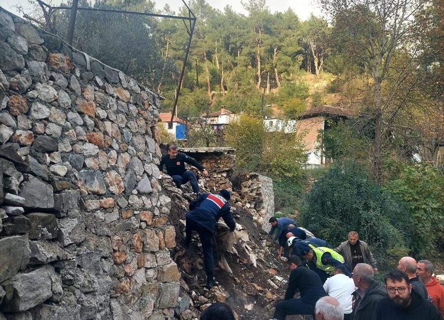 ANTALYA (AA) – Antalya'nın Finike ilçesinde çöken istinat duvarının altında