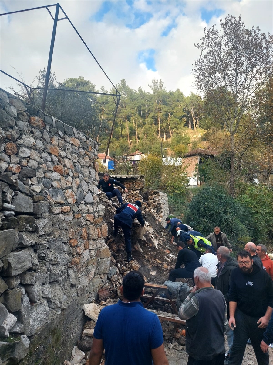 ANTALYA (AA) – Antalya'nın Finike ilçesinde çöken istinat duvarının altında