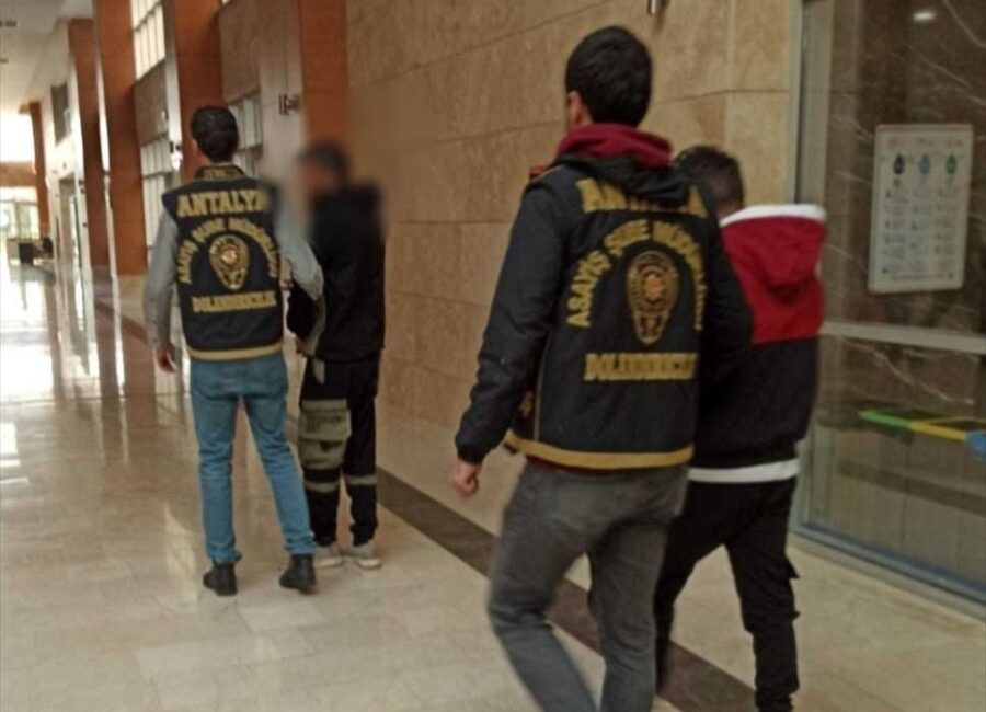 ANTALYA (AA) – Antalya'da dolandırıcılık şüphelisi yabancı uyruklu 2 kişi