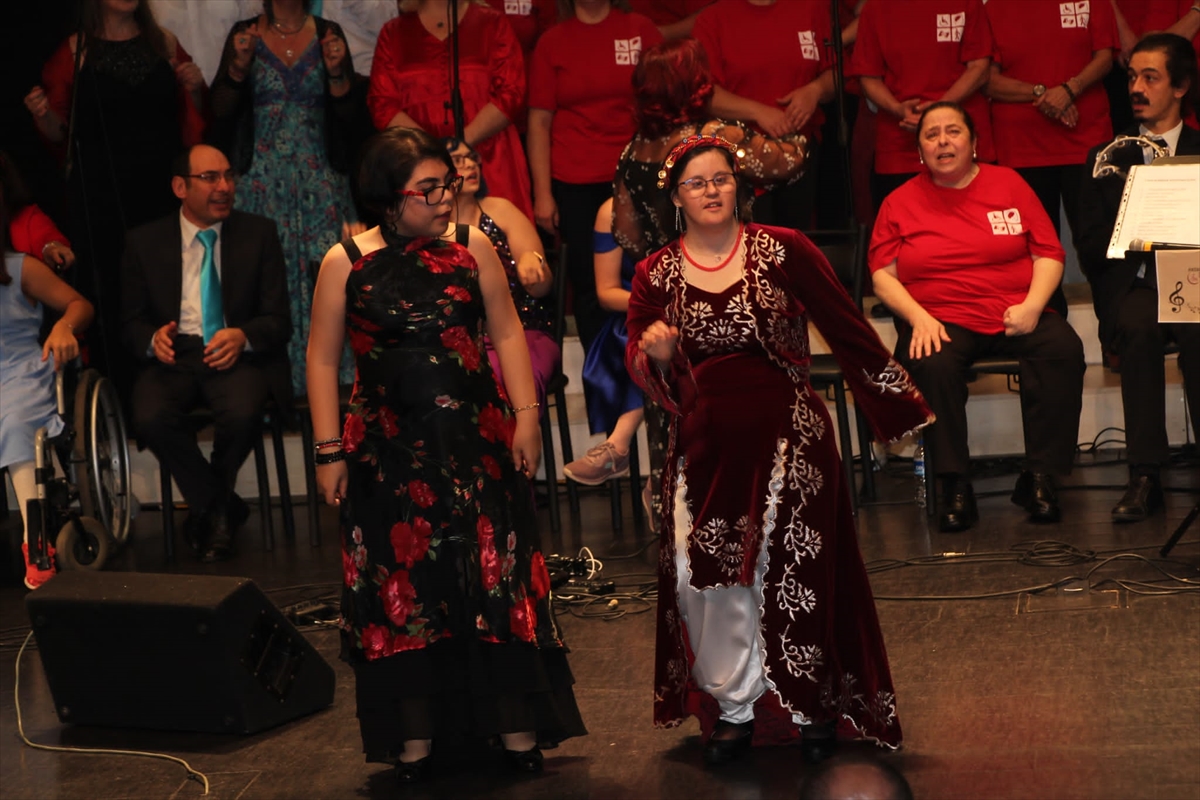 Antalya'da “Engel Tanımayan Cumhuriyet Konseri” düzenledi